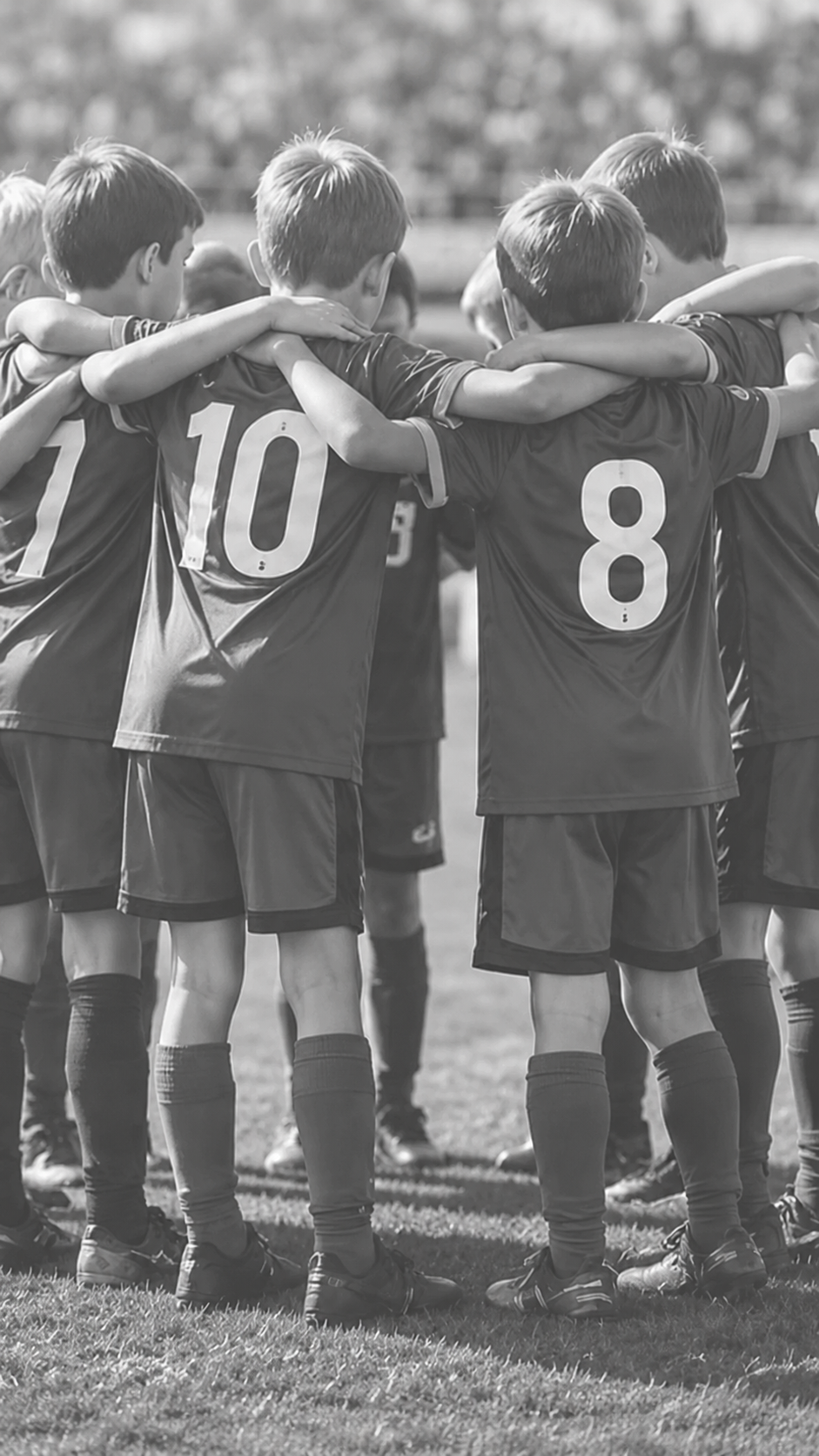 Equipo de deporte base abrazado antes del partido, fotografía en blanco y negro